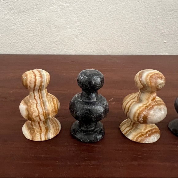 Lot of 6 hand carved onyx pawn tan black stone chess game pieces - Picture 5 of 12